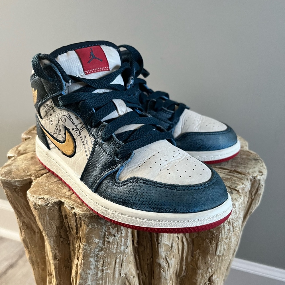 Jordan Air Jordan 1 Mid SE Travel Armory Navy/Metallic Gold/Pale Ivory Size 1